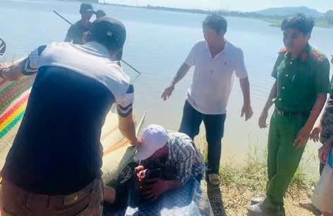 Lực lượng chức năng tìm thấy thi thể của nạn nhân. Ảnh: CV.