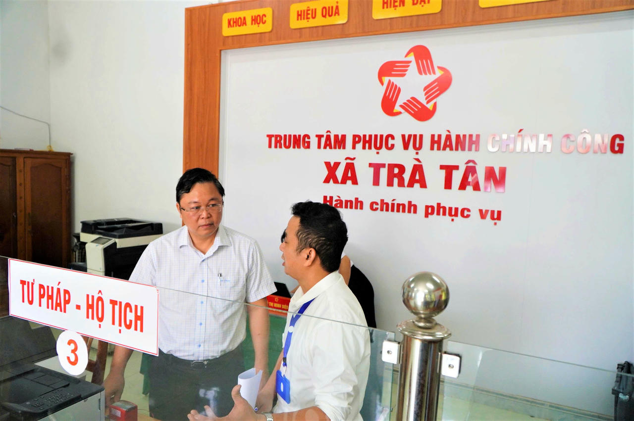 Chủ tịch Ủy ban Mặt trận Tổ quốc Việt Nam TP Đà Nẵng Lê Trí Thanh (bên trái) kiểm tra Trung tâm Phục vụ hành chính công xã Trà Tân. Ảnh: CV.