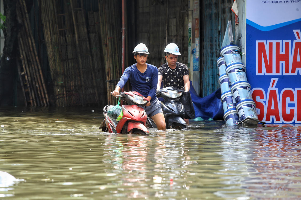Người dân bì bõm lội nước.