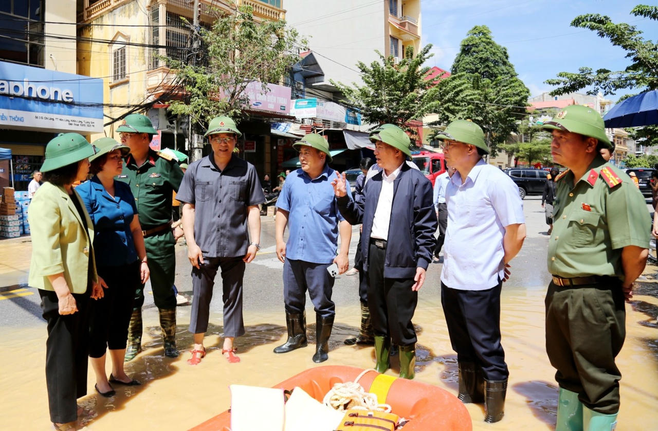 Phó Thủ tướng Hồ Đức Phớc kiểm tra thực tế công tác ứng phó với mưa lũ tại xã Hữu Lũng (Lạng Sơn). Ảnh: Ngọc Anh