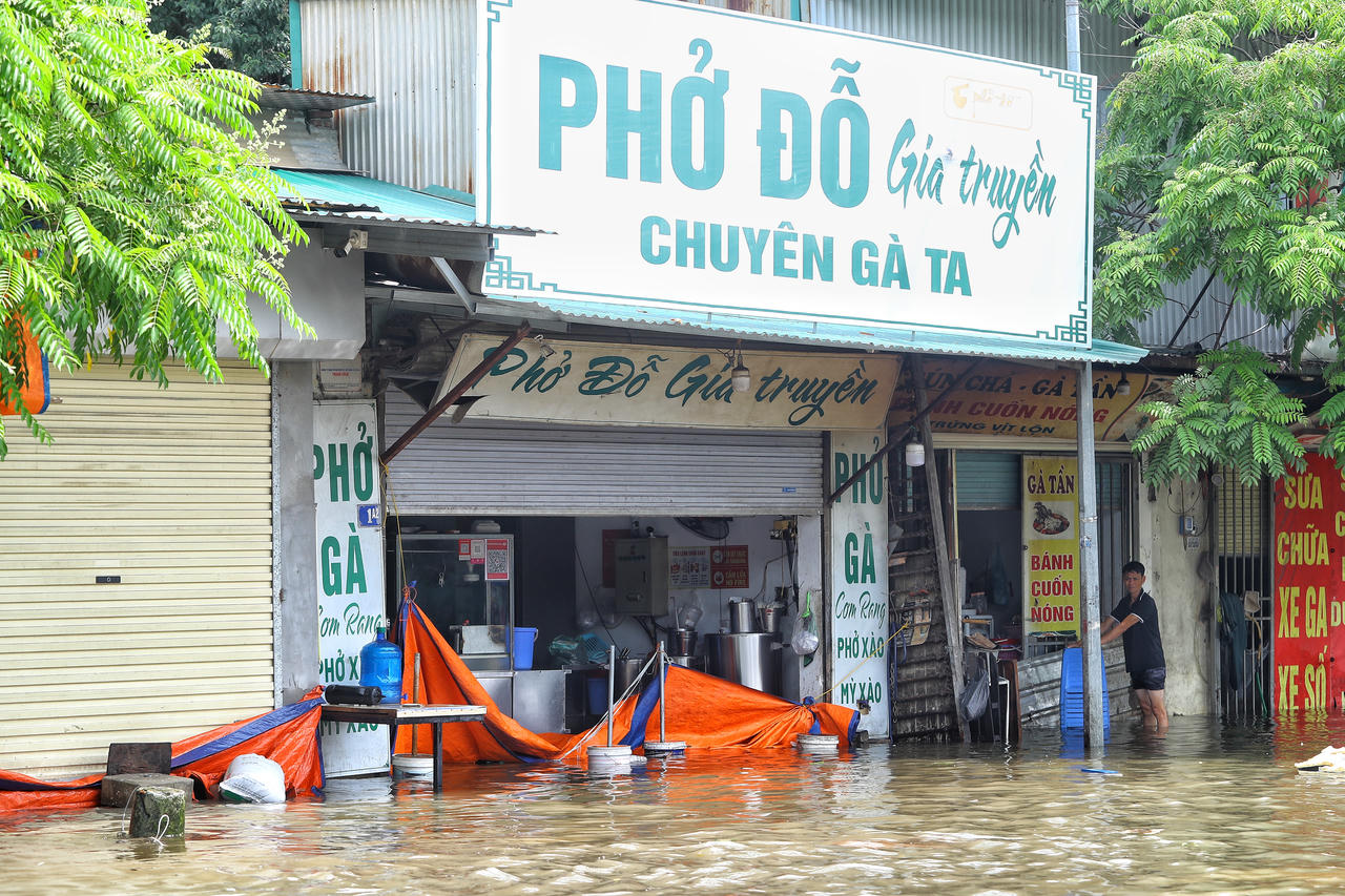 Dù đã dùng nhiều biện pháp che chắn, nhưng nước vẫn tràn vào nhà dân.
