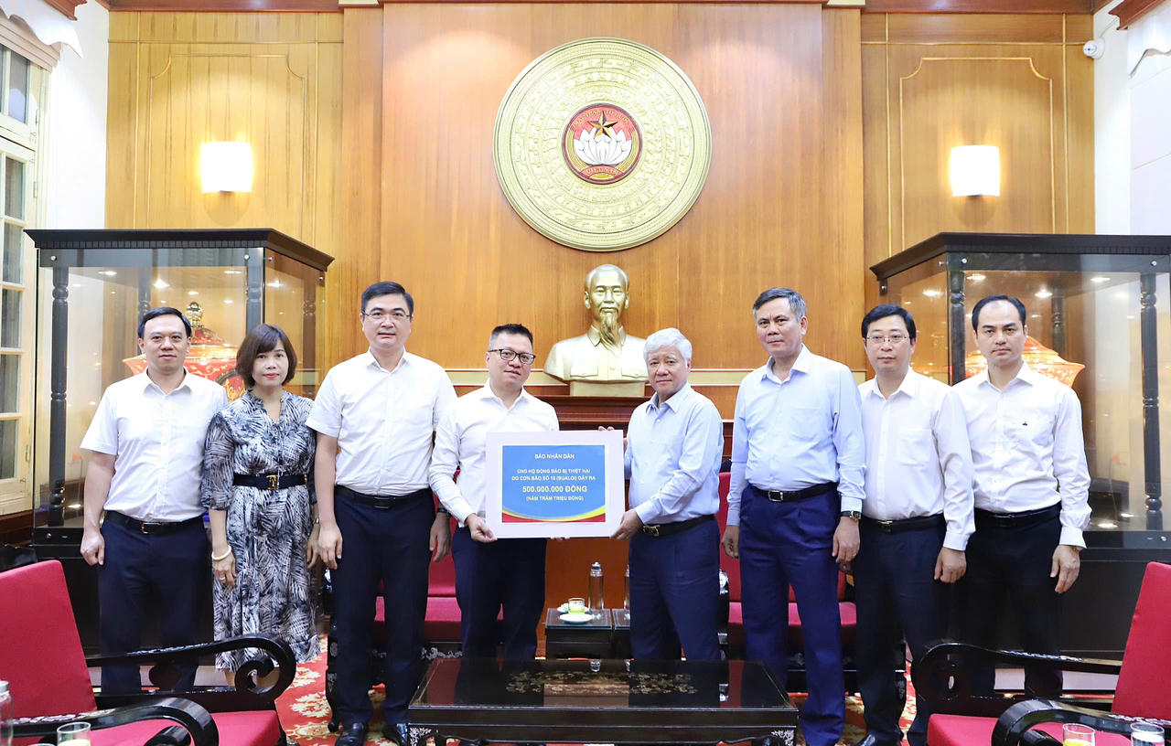 Chủ tịch Ủy ban Trung ương MTTQ Việt Nam&nbsp;Đỗ Văn Chiến tiếp nhận ủng hộ từ tập thể Báo Nhân Dân. Ảnh: N. Hiển