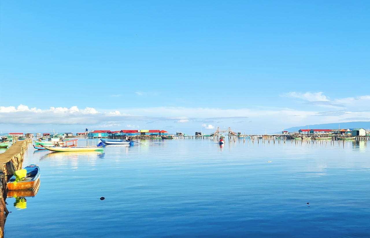 Một góc làng chài Rạch Vẹm, Phú Quốc vào sáng sớm. Làng chài này cũng là một trong những điểm đến thu hút khách quốc tế đến chơi, nhờ vào danh tiếng của vương quốc sao biển và cảnh quan còn giữ nét hoang sơ cùng văn hóa bản địa đặc sắc. Ảnh Nguyễn Minh. 