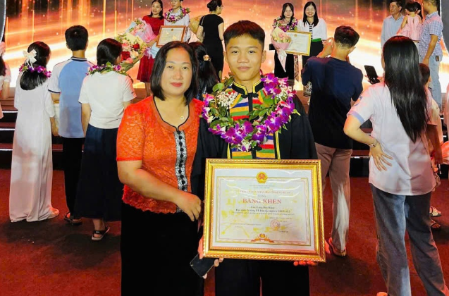 Nam sinh người Thái gác lại ước mơ nơi cổng trường đại học Nam sinh người Thái gác lại ước mơ nơi cổng trường đại học