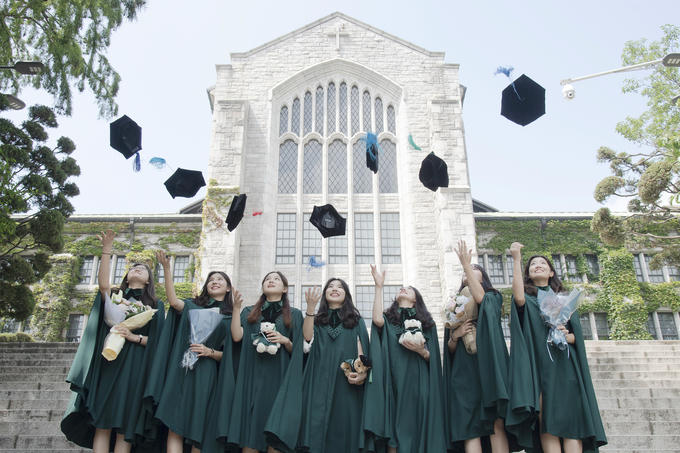 Sinh viên Đại học Ewha (Seoul, Hàn Quốc). 