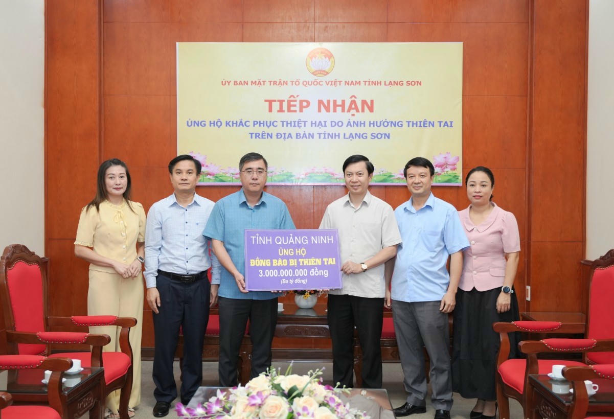 Đoàn công tác của tỉnh Quảng Ninh trao kinh phí 3 tỷ đồng hỗ trợ nhân dân tỉnh Lạng Sơn khắc phục thiệt hại của mưa lũ. Ảnh: Minh Khánh.