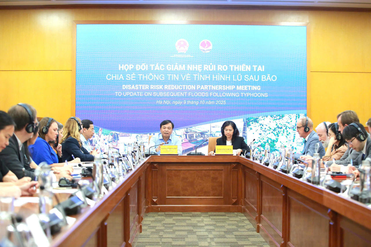 Tăng cường hỗ trợ khẩn cấp người dân vùng lũ Tăng cường hỗ trợ khẩn cấp người dân vùng lũ