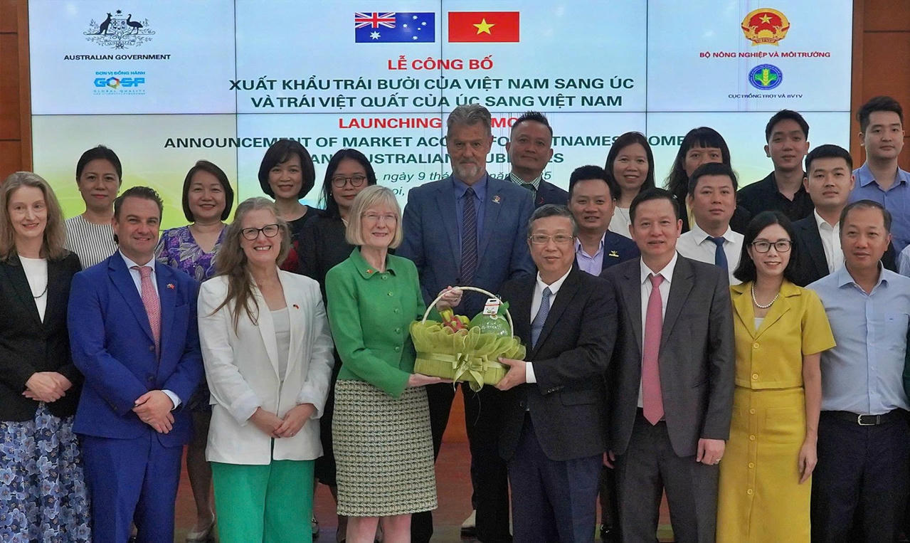 Thứ trưởng Bộ NNMT Hoàng Trung, Đại sứ Australia tại Việt Nam Gillian Bird và các đại biểu tại Lễ công bố xuất khẩu trái bưởi của Việt Nam sang Úc, sáng 9/10. Ảnh: NN