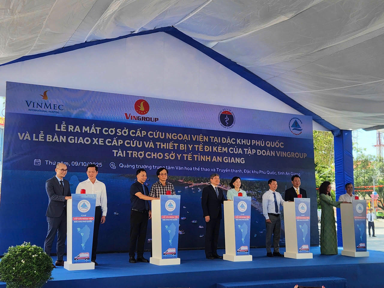 Đại biểu thực hiện nghi thức ra mắt Cơ sở Cấp cứu Ngoại viện chuẩn quốc tế đầu tiên tại Việt Nam ở Phú Quốc. Ảnh Nguyễn Minh. 