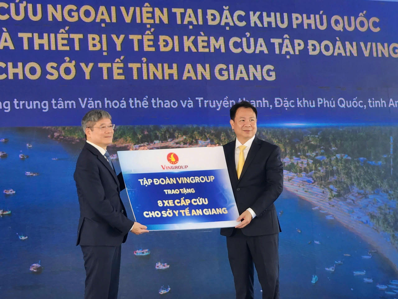 Đại diện Tập đoàn Vingroup bàn giao xe cứu thương và trang thiết bị y tế hiện đại cho Cơ sở. Ảnh Nguyễn Minh. 