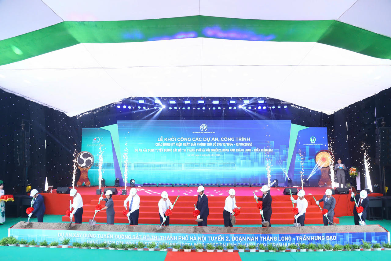 Các lãnh đạo thực hiện nghi lễ khởi công dự án.