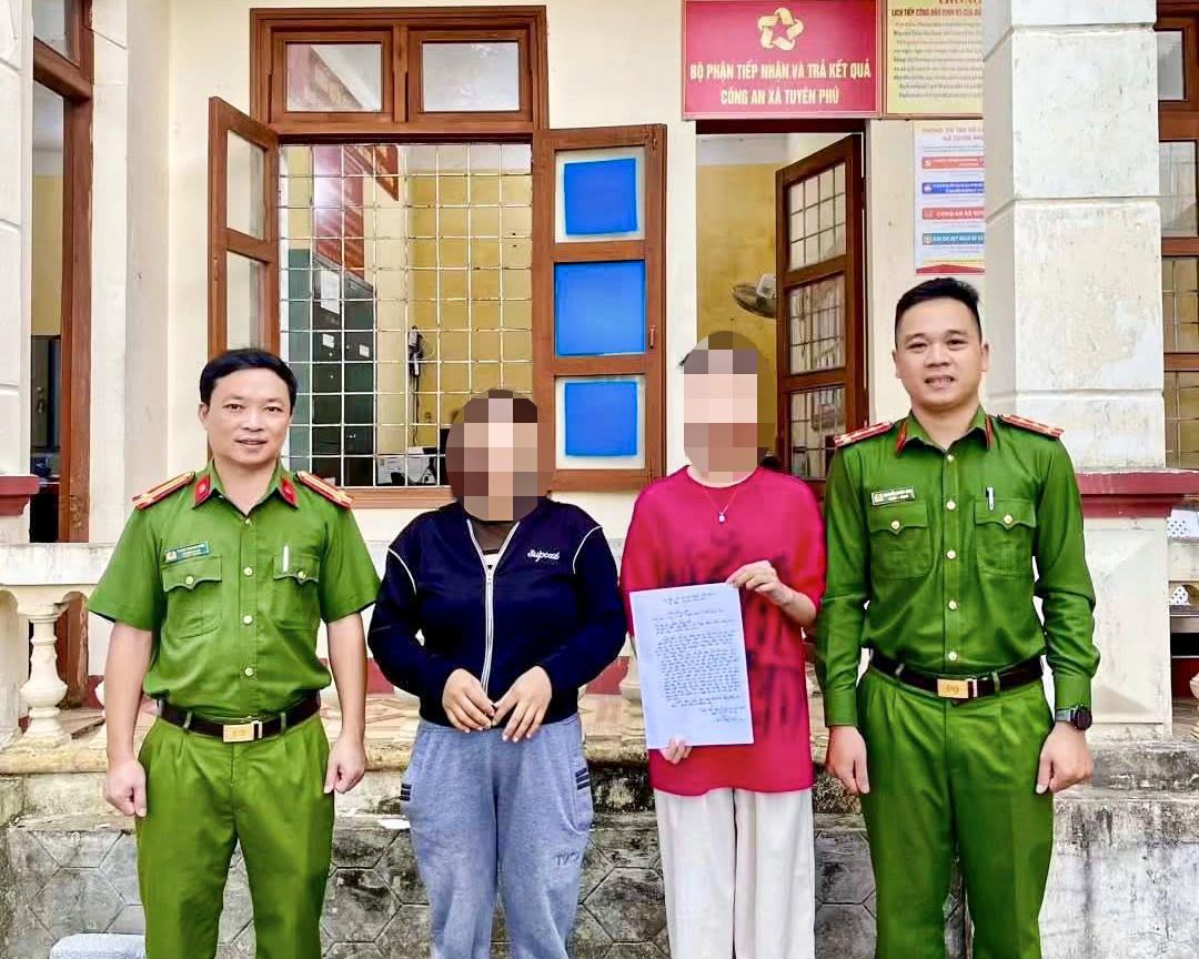 Chị Đ.T.V. cùng người thân viết thư cảm ơn Công an xã Tuyên Phú. 