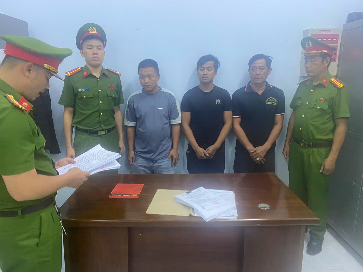 Công an xã Đắk Mil thi hành lệnh giữ người trong trường hợp khẩn cấp đối với các đối tượng. Ảnh: CA..