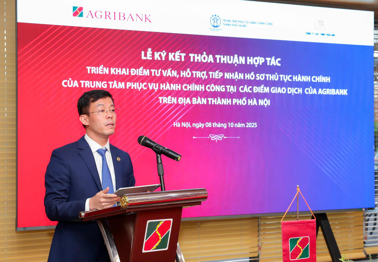 Ông Cù Ngọc Trang - Giám đốc Trung tâm Phục vụ Hành chính công Thành phố Hà Nội phát biểu tại lễ ký kết