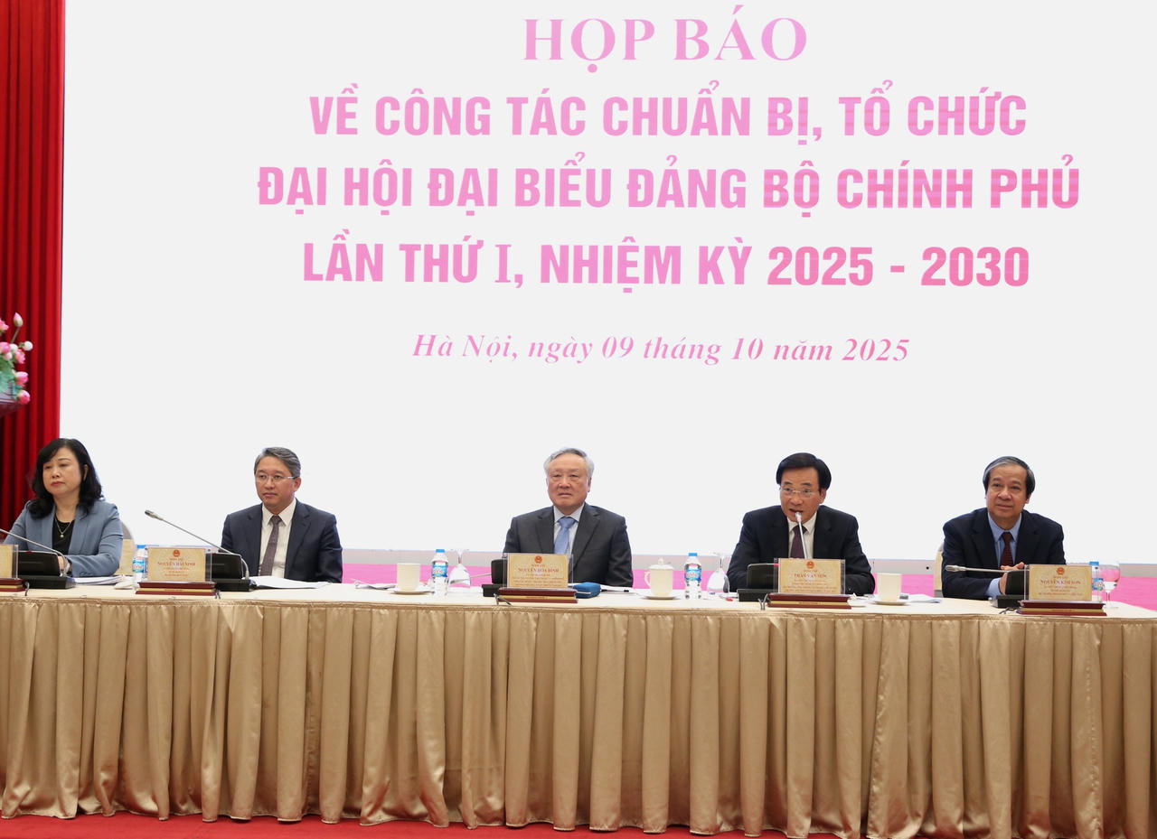 Ủy viên Bộ Chính trị, Phó Bí thư Thường trực Đảng ủy Chính phủ, Phó Thủ tướng Thường trực Chính phủ Nguyễn Hòa Bình cùng lãnh đạo các bộ chủ trì họp báo. Ảnh: Nguyễn Hoàng