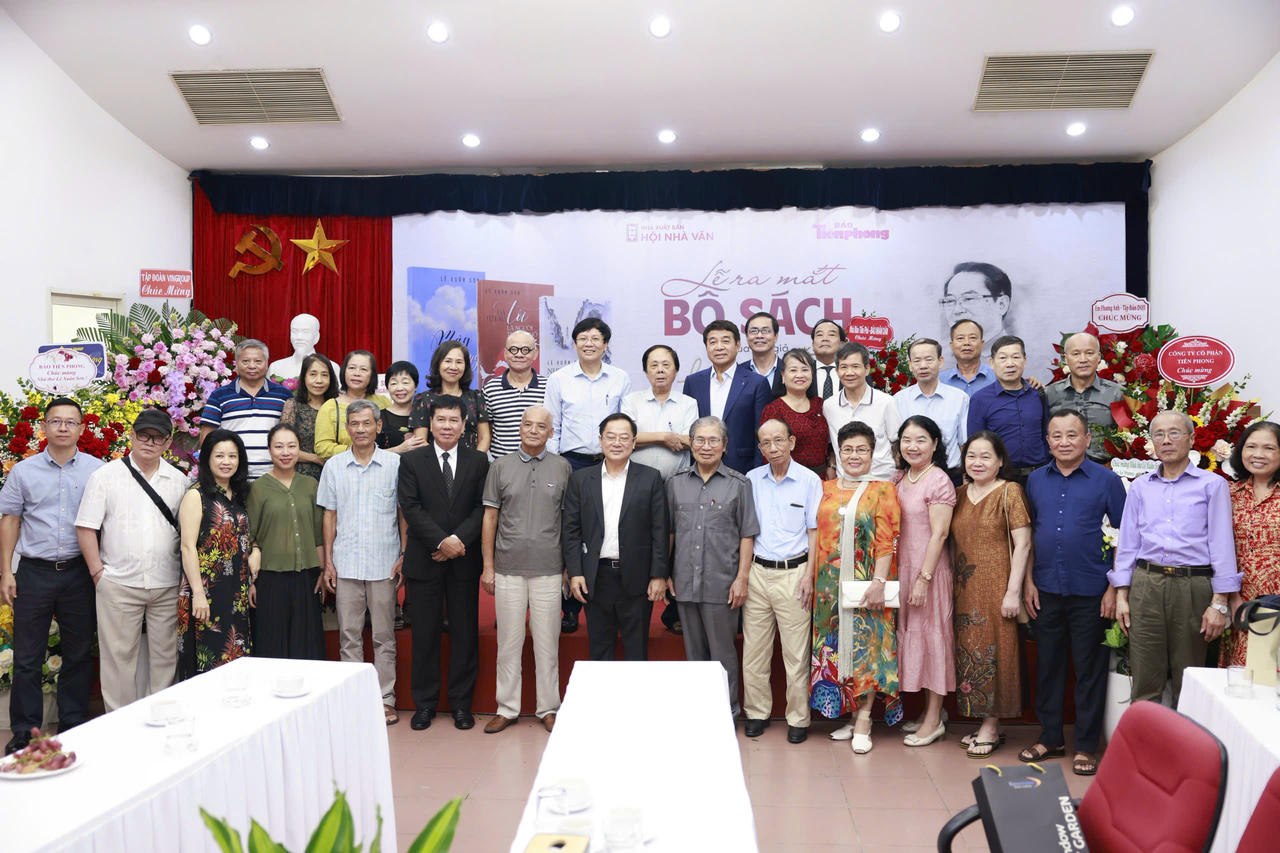  Đồng nghiệp, bạn bè&nbsp; và gia đình chúc mừng nhà báo Lê Xuân Sơn&nbsp; tại lễ ra mắt 3 cuốn sách. Ảnh: BTC