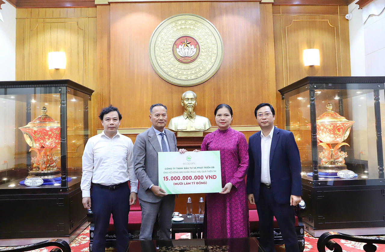 Bà Hà Thị Nga, Phó Chủ tịch UBTƯ MTTQ Việt Nam tiếp nhận ủng hộ từ Công ty TNHH Đầu tư và Phát triển DB (Ecopark) ủng hộ 15 tỷ đồng. Ảnh: N. Hiển