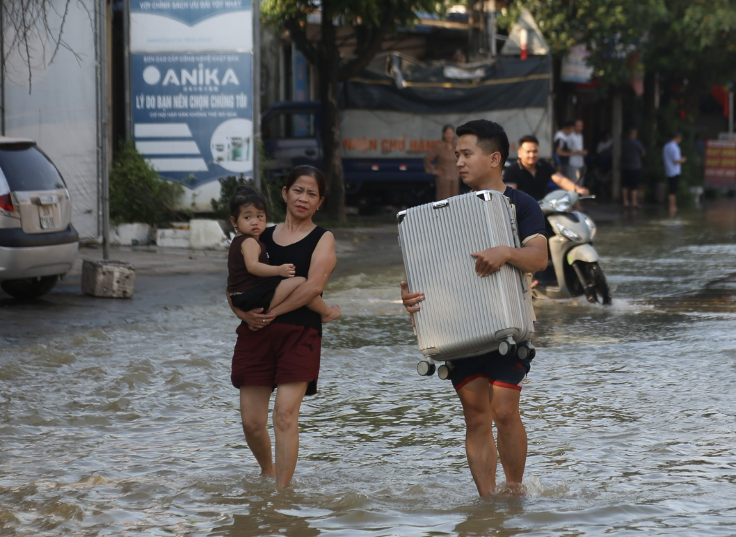 Nước dâng cao, mất điện, không có nước sạch, gia đình 5 người của anh Dương Văn Dũng (31 tuổi, ở thôn Xuân Sơn) đã gọi lực lượng cứu hộ cho đi xuồng máy ra khỏi vùng ngập lụt để ở nhờ nhà người thân.