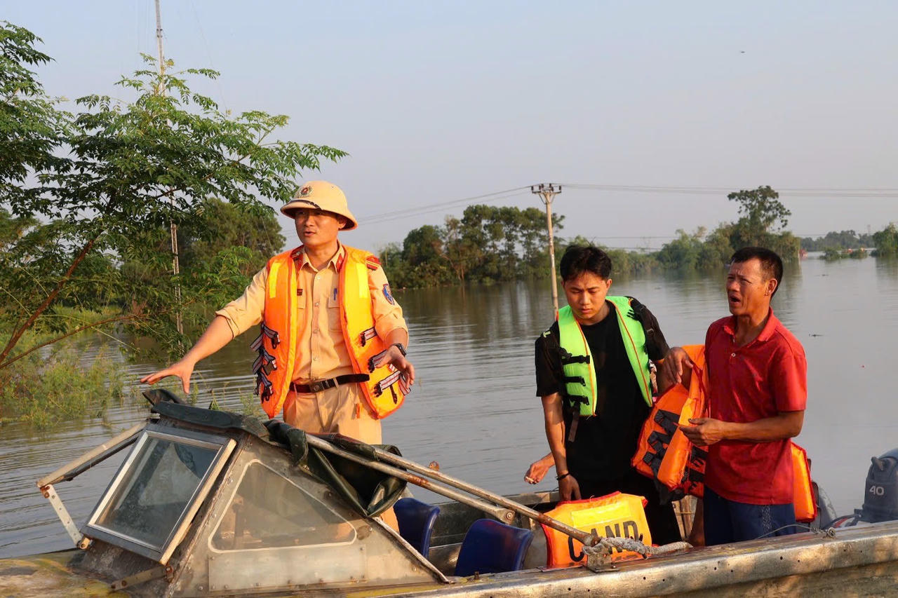 Từng người dân sẽ được hỗ trợ đến vị trí an toàn.