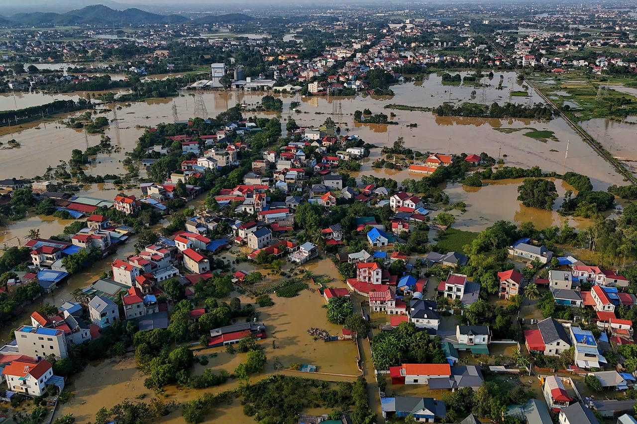 Theo ghi nhận của PV Báo Đại đoàn kết, nước sông dâng cao khiến nhiều tuyến đường trên địa bàn xã Trung Giã bị ngập cục bộ, giao thông bị chia cắt. Đặc biệt, tại QL3, đoạn từ Công ty Yamaha ngập khoảng 200 m với độ sâu 1,5 m, đoạn nhà văn hóa Xuân Sơn ngập khoảng 500 m, sâu 1,2 m; đường Minh Trí - Bắc Sơn đi Đô Tân, đoạn Cầu Triền ngập khoảng 500 m, sâu 1,5 m.