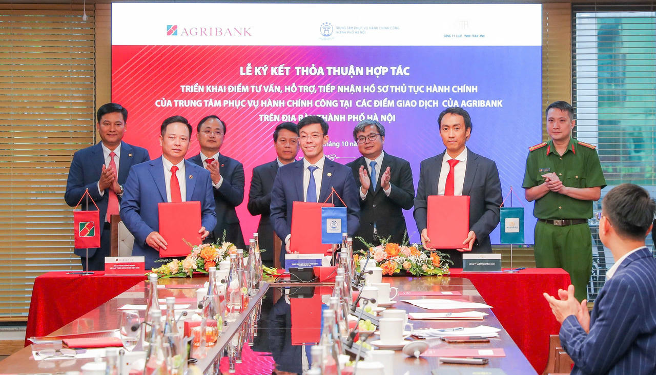 Đại diện 3 bên (Agribank - TTPVHCC - Công ty Luật TNHH Trần Anh) ký kết Thỏa thuận hợp tác triển khai “Điểm tư vấn, hỗ trợ, tiếp nhận hồ sơ thủ tục hành chính của TTPVHCC tại các điểm giao dịch của Agribank” dưới sự chứng kiến của đại diện lãnh đạo Ngân hàng Nhà nước Việt Nam, UBND TP Hà Nội; đại diện các đơn vị thuộc Bộ Công an