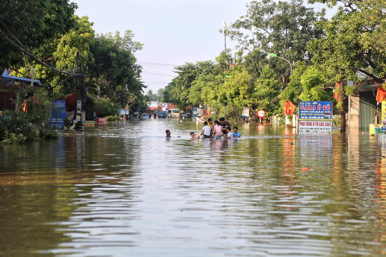 "Từ nhỏ giờ, lần đầu tiên tôi thấy cảnh ngập lụt như thế này", anh Dũng nói.