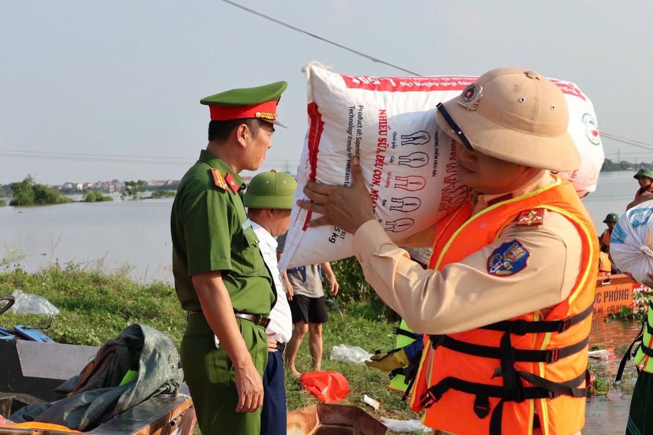 CSGT giúp người dân di dời tài sản đến vị trí an toàn.