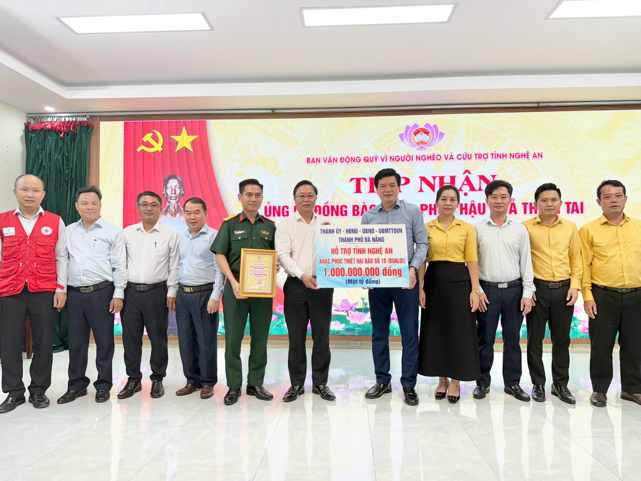Ông Lê Trí Thanh, Chủ tịch Ủy ban Mặt trận Tổ quốc Việt Nam TP Đà Nẵng dẫn đầu đoàn công tác trao ủng hộ cho các tỉnh vùng thiên tai.&nbsp;Ảnh: UBMTTQVN TP Đà Nẵng.