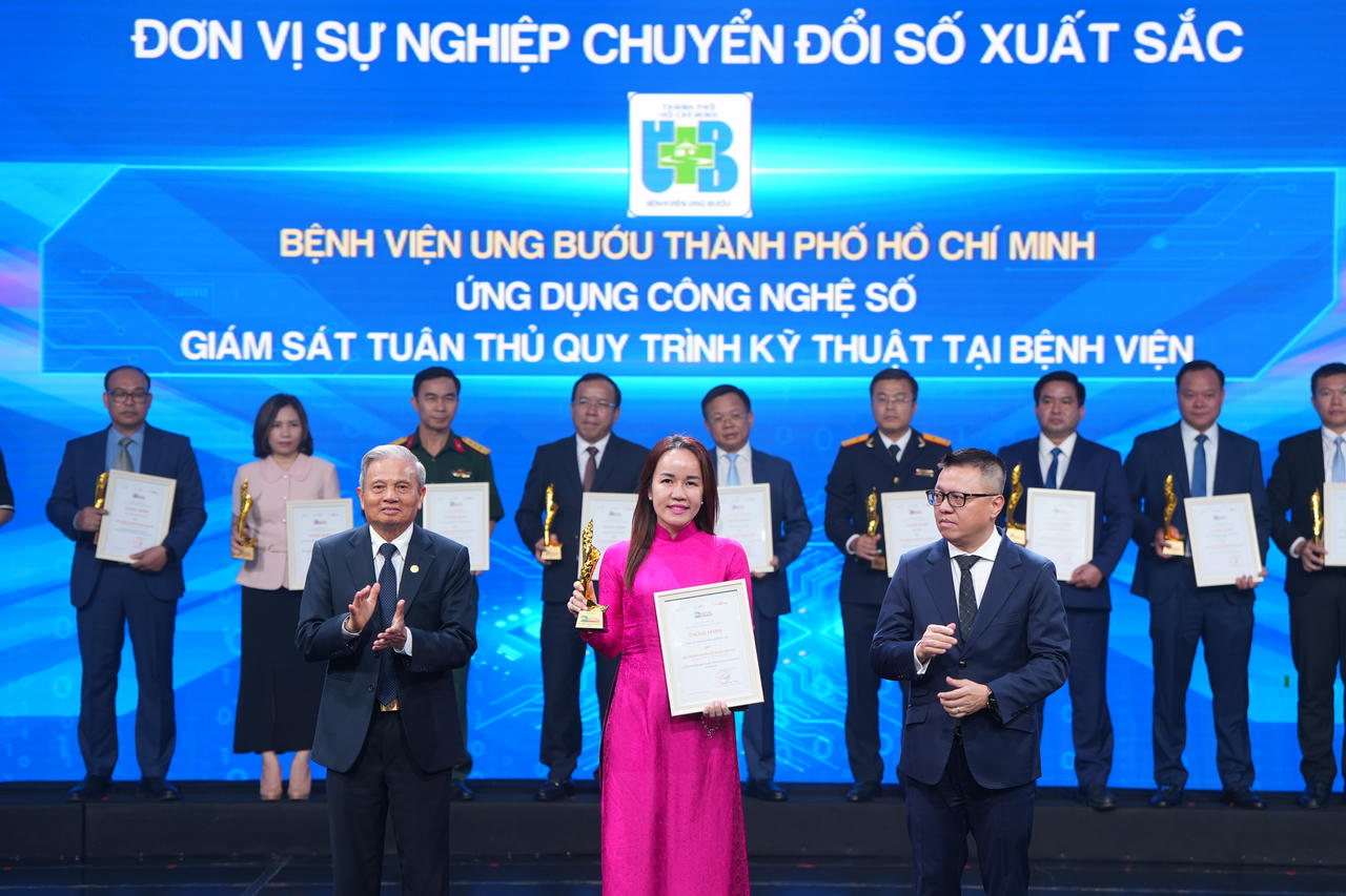 Bà Lê Thiện Quỳnh Như - Phó Giám đốc Bệnh viện Ung bướu TP Hồ Chí Minh đại diện Bệnh viện nhận giải tại VDA 2025.