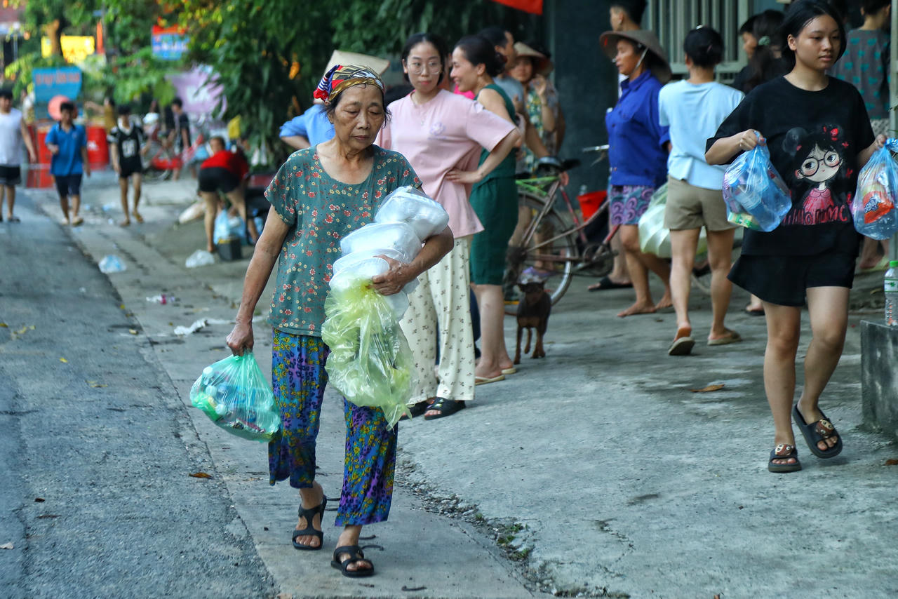 Từng suất cơm có đầy đủ rau, thịt được người dân nhận về sử dụng.
