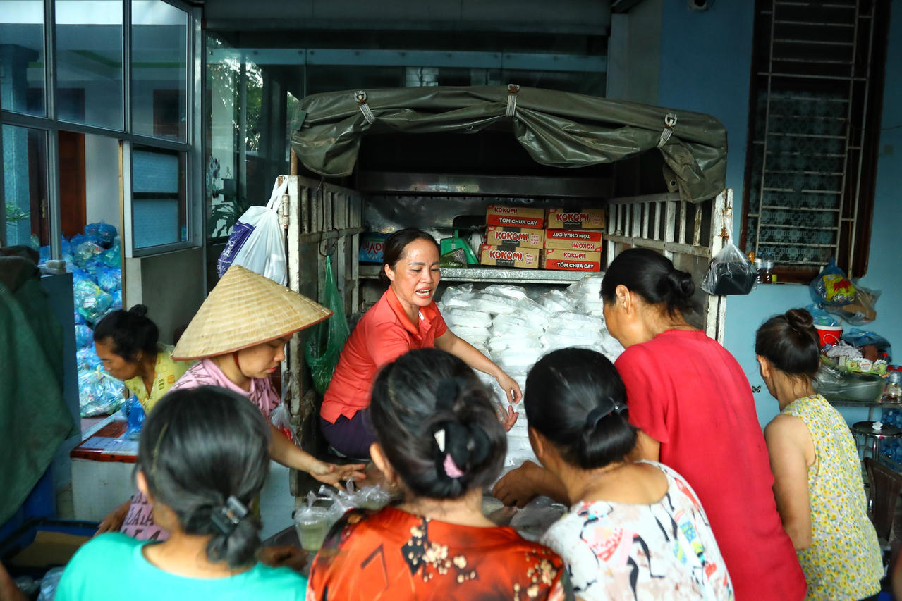 Do ngập nước, hàng nghìn hộ dân, mất điện, thiếu nước khiến việc sinh hoạt gặp nhiều khó khăn. Vì vậy, nhiều nhà hảo tâm đã nấu hàng trăm suất cơm, cháo, xôi mang đến khu vực lũ để hỗ trợ người dân.