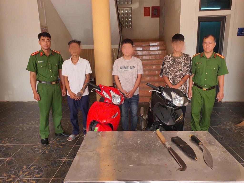 Các đối tượng tại cơ quan Công an. Ảnh: Công an tỉnh Nghệ An