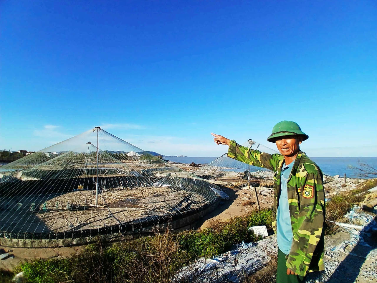 Ông Bùi Văn Quyết bên diện tích ao nuôi tôm vừa bị xóa sổ của mình. Ảnh: Nguyễn Chung.