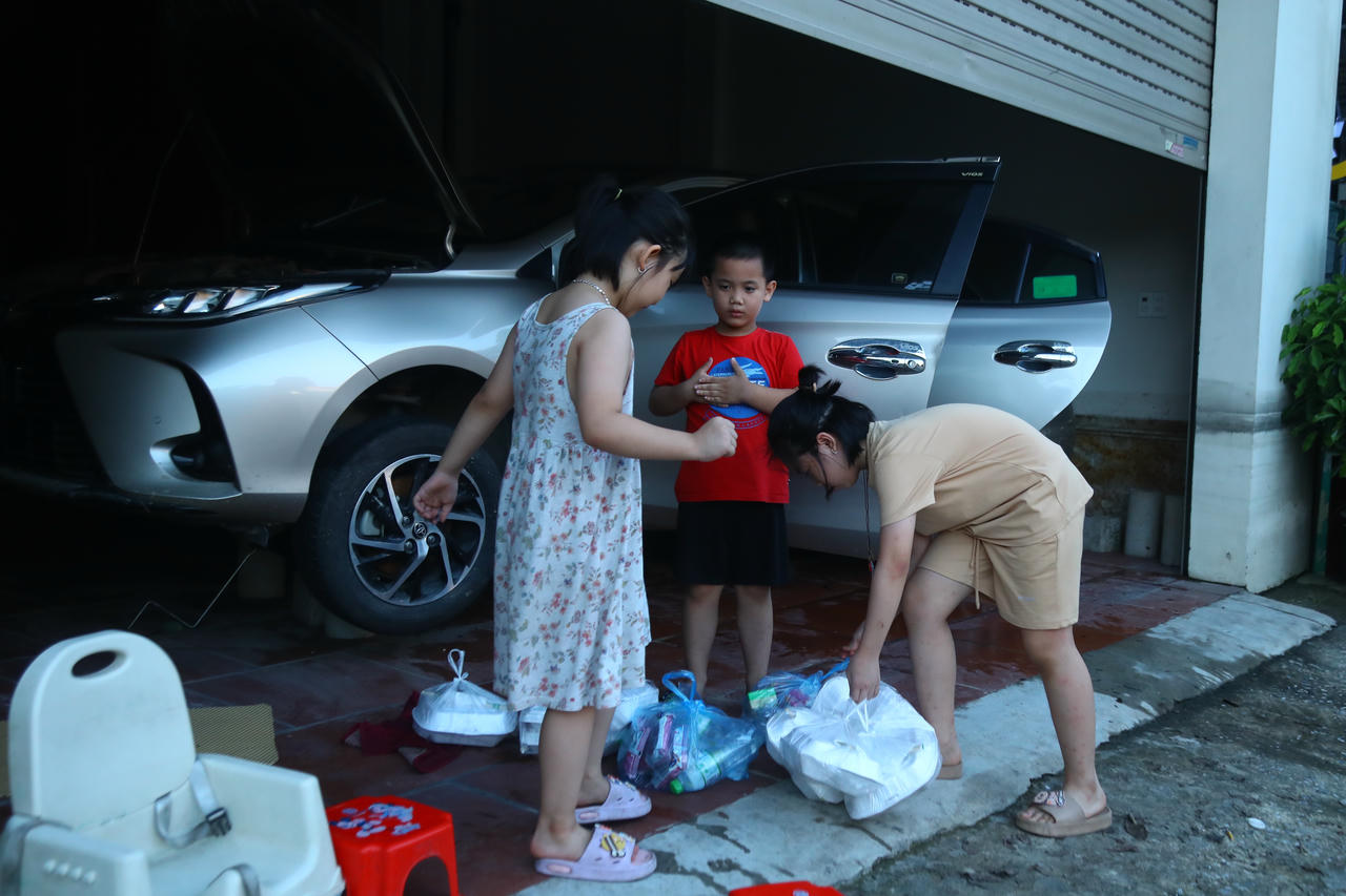 Từng suất cơm, quà hỗ trợ được các em nhỏ mang về nhà.