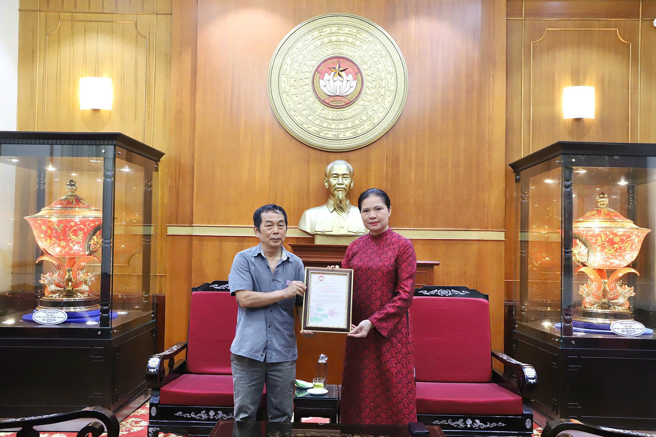 Bà Hà Thị Nga, Phó Chủ tịch Uỷ ban Trung ương MTTQ Việt Nam đã trao Thư cảm ơn của Chủ tịch UBTƯ MTTQ Việt Nam Đỗ Văn Chiến tới đại diện Nhóm bạn lớp 10B khoá 1961-1974 trường Phổ thông công nghiệp Hà Nội. Ảnh: Minh Hiển