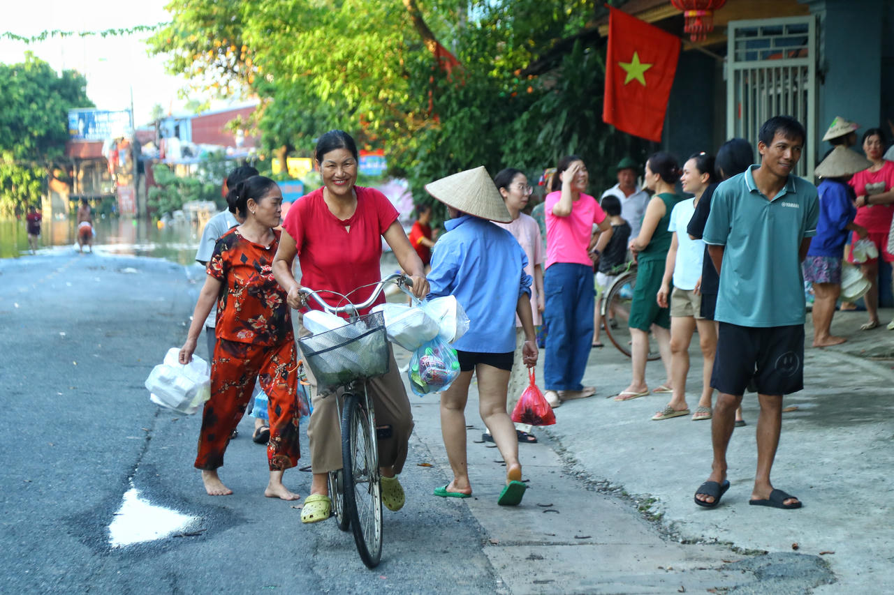 Bà Nguyễn Thúy Hằng chia sẻ: "Trong lúc người dân bị ảnh hưởng bởi ngập lụt, nhận được những suất cơm từ thiện thế này tôi cảm thấy rất xúc động".