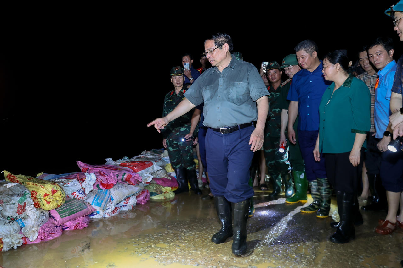 Thủ tướng Phạm Minh Chính kiểm tra công tác ứng phó với mưa lũ tại các xã Trung Giã, Đa Phúc, thành phố Hà Nội. Ảnh: Nhật Bắc.