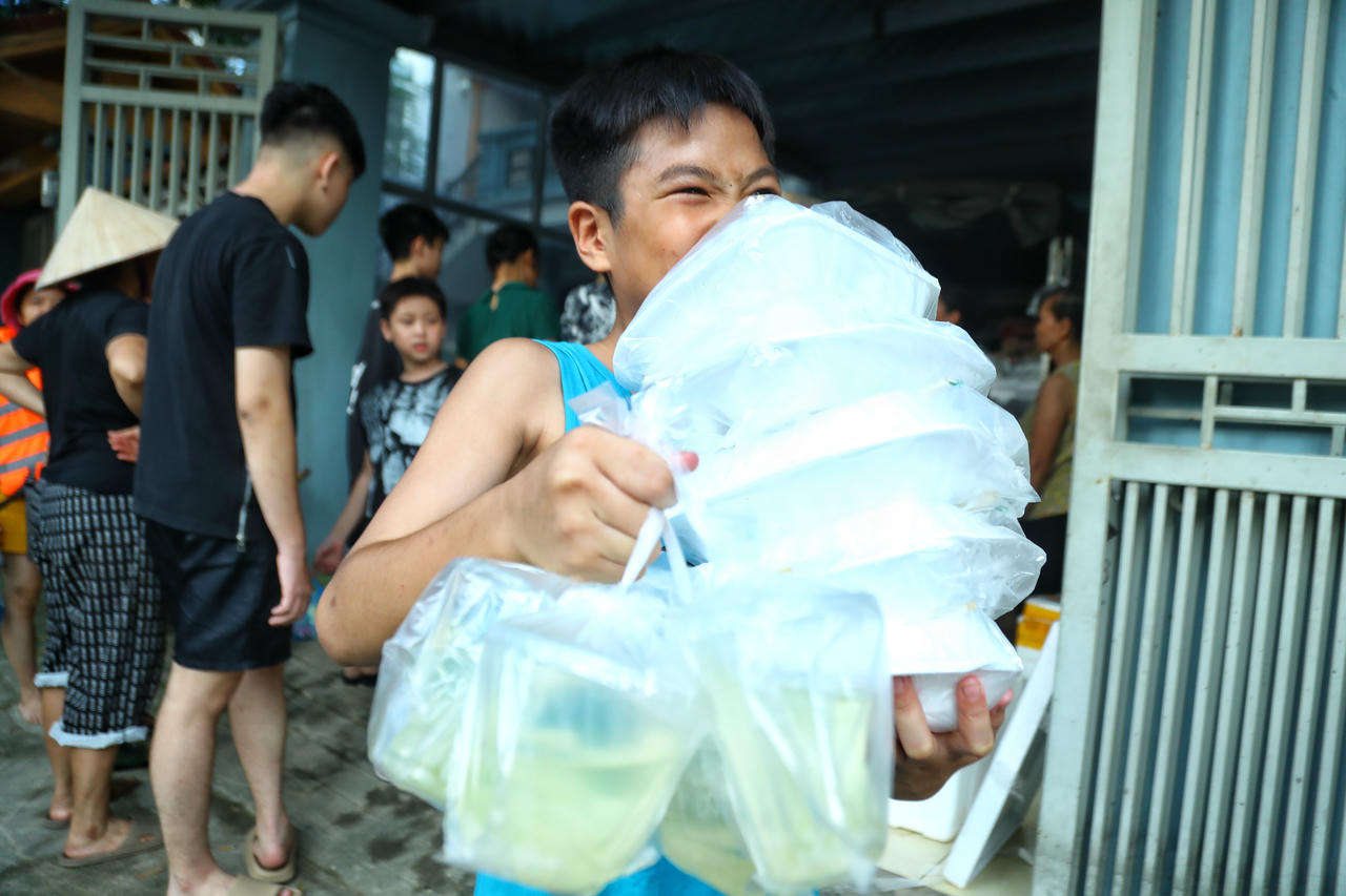 Ấm lòng hàng trăm suất cơm từ thiện gửi đến hỗ trợ vùng lụt ngoại thành Hà Nội