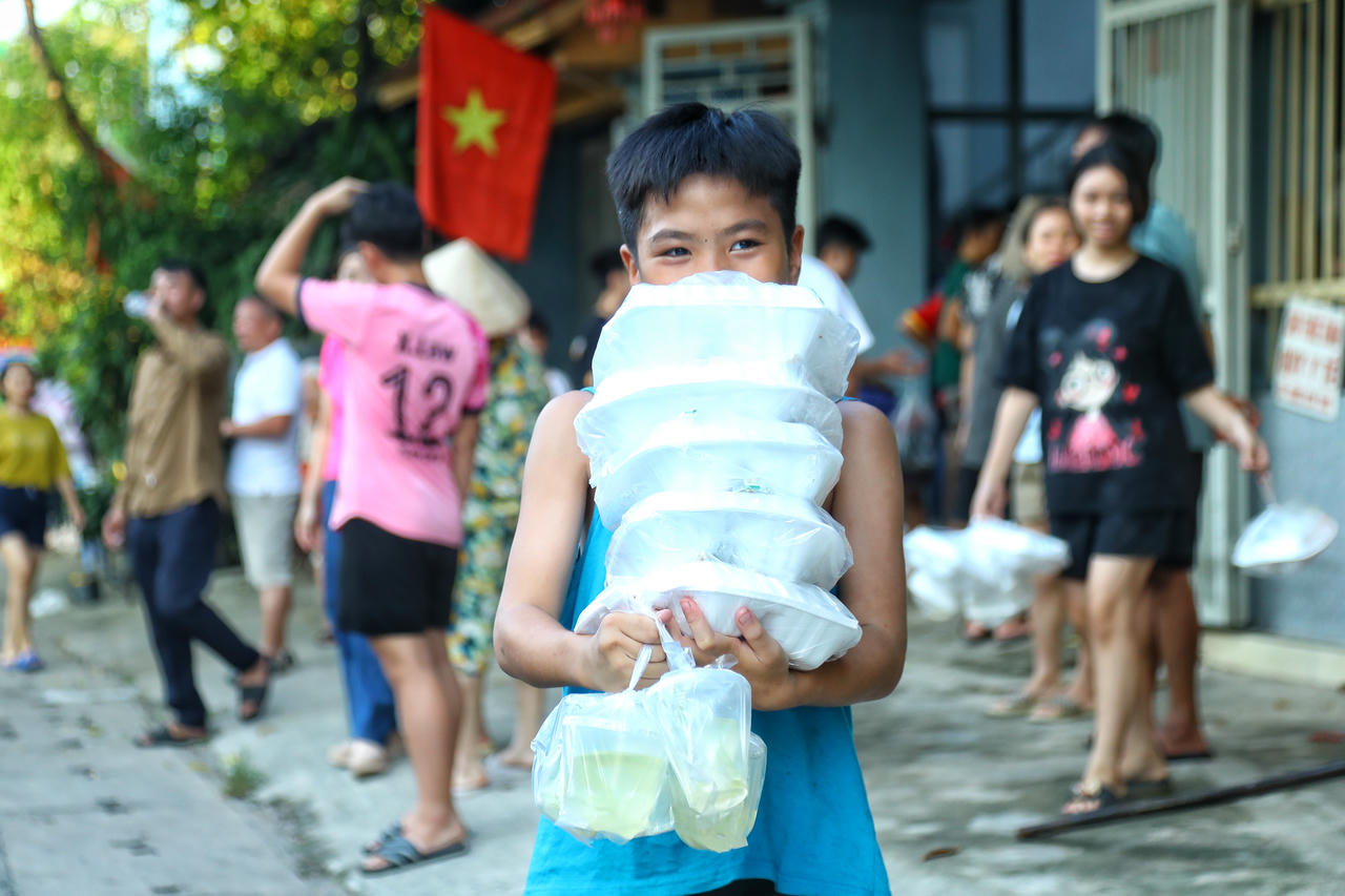 Từng suất cơm liên tục được gửi đến người dân vùng ngập.