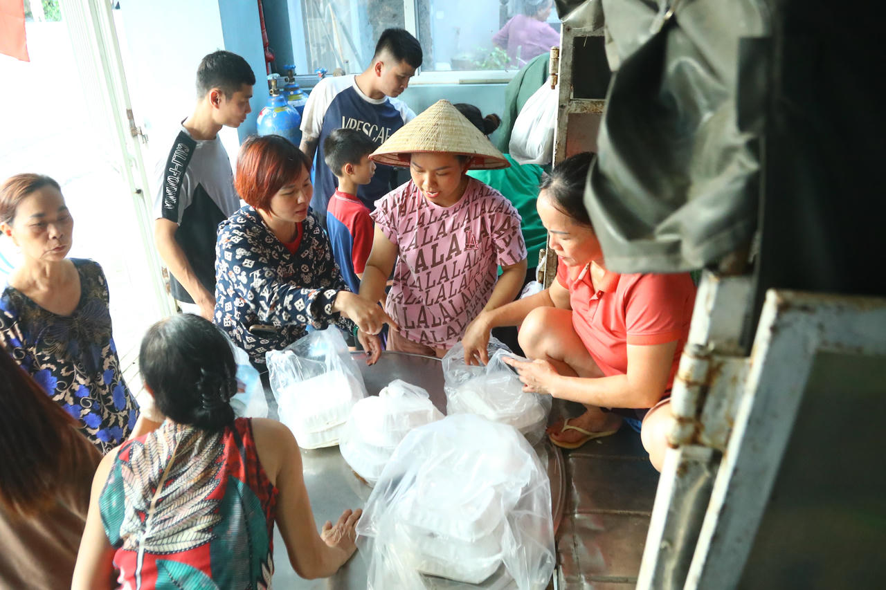 "Trong ngày hôm nay, chúng tôi đã nấu 600 suất cơm (trưa 300, tối 300 suất) để hỗ trợ người dân bị ảnh hưởng bởi ngập lụt. Bữa cơm có đầy đủ rau, thịt gà, cá để người dân có một sức khỏe thật tốt để vượt qua những khó khăn này", bà Bích nói.