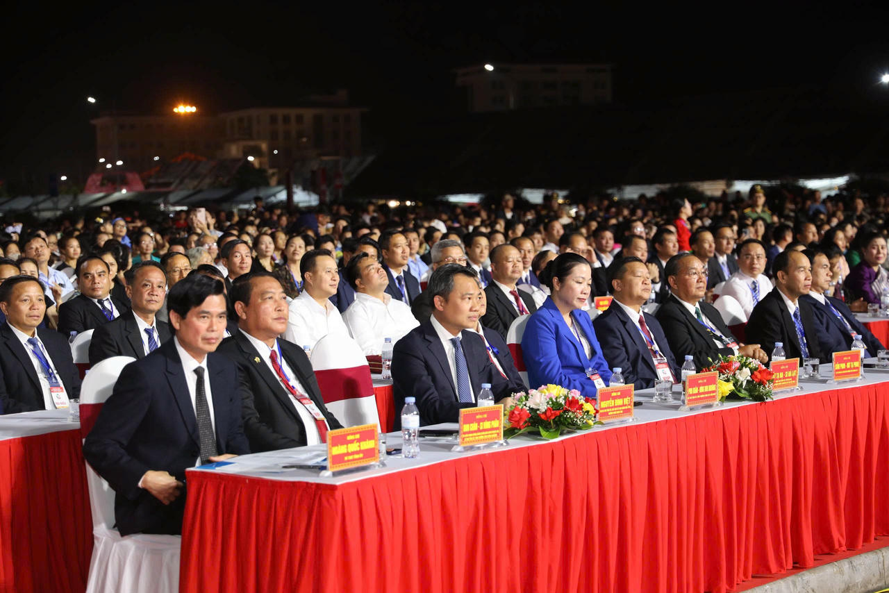 Các đại biểu cùng đông đảo nhân dân hân hoan chào đón kỷ niệm 130 năm thành lập tỉnh Sơn La. Ảnh: P. Hoài