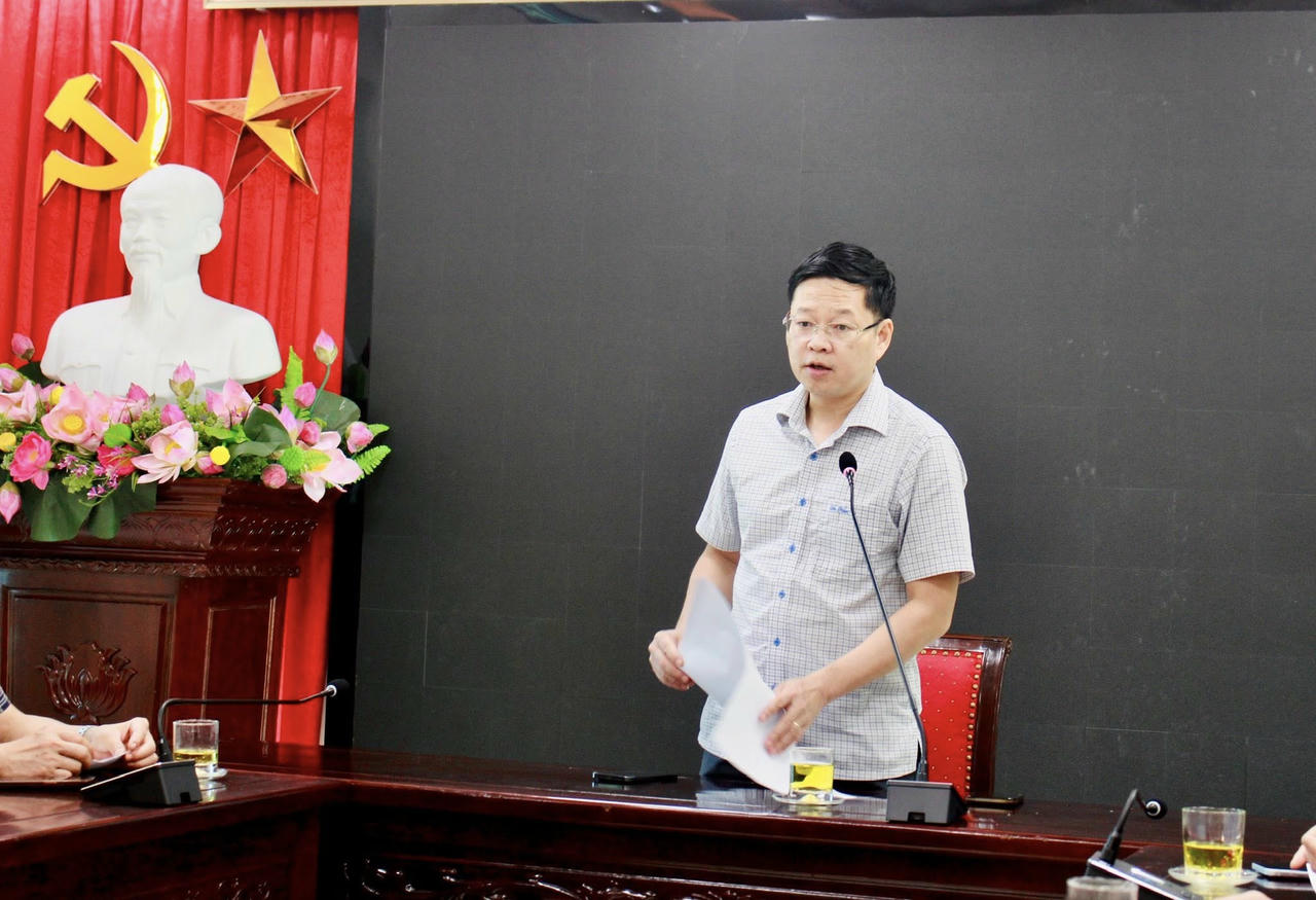 Ông Đinh Quang Tuyên đề nghị địa phương huy động tổng lực giúp đỡ bà con sau bão. Ảnh: TN.
