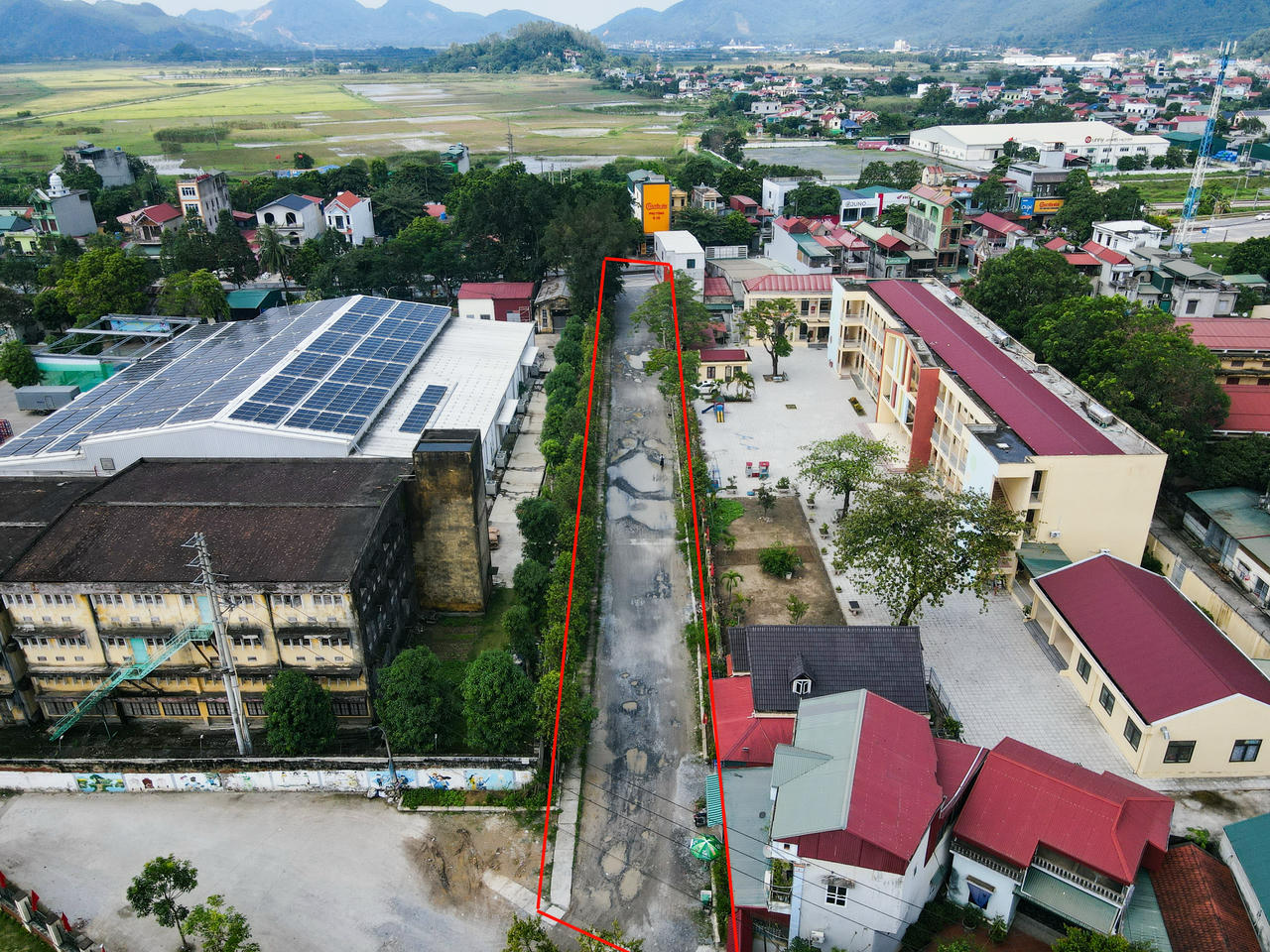 Tuyến đường dài 360 m, nối QL1A với đường Ninh Lâm ở xã Hà Trung làm nhiều năm chưa xong. Ảnh: Đình Minh.
