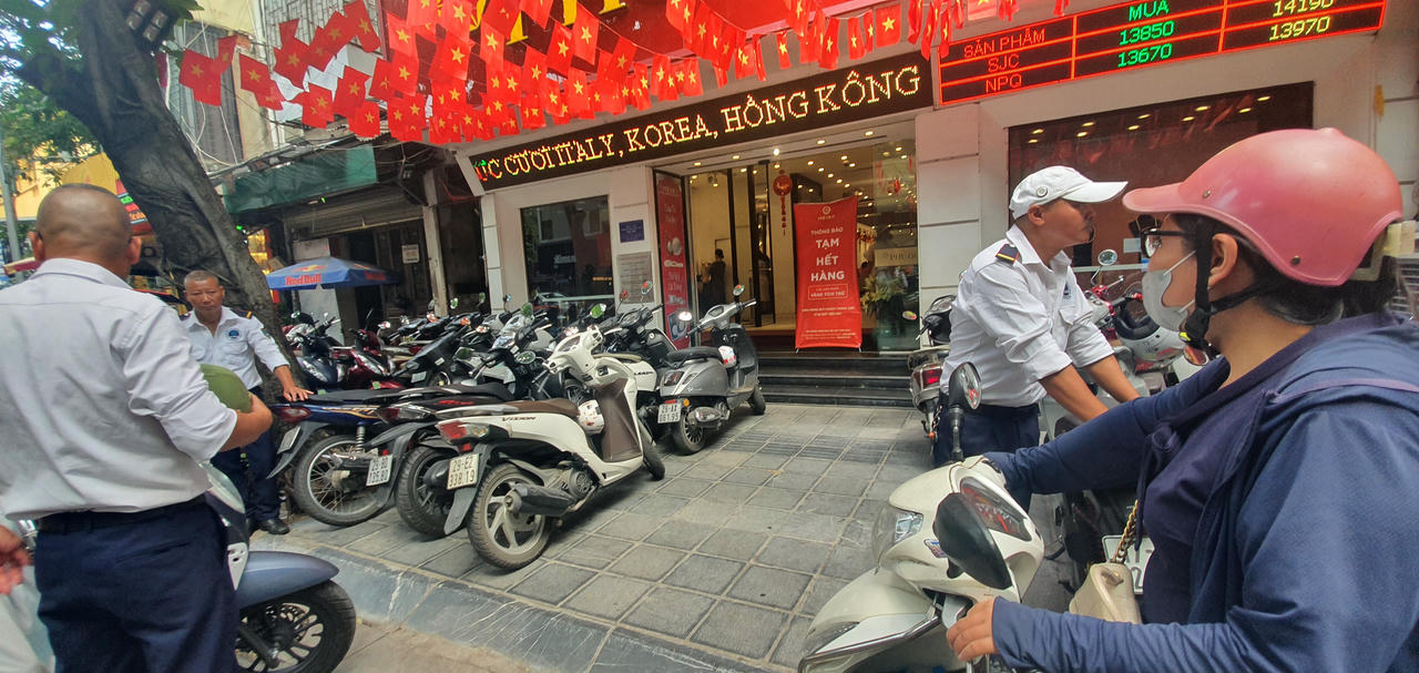 Cửa hàng vàng Phú Quý tại Phố Nhần Tông treo bảng tạm hết hàng. Ảnh: PV.