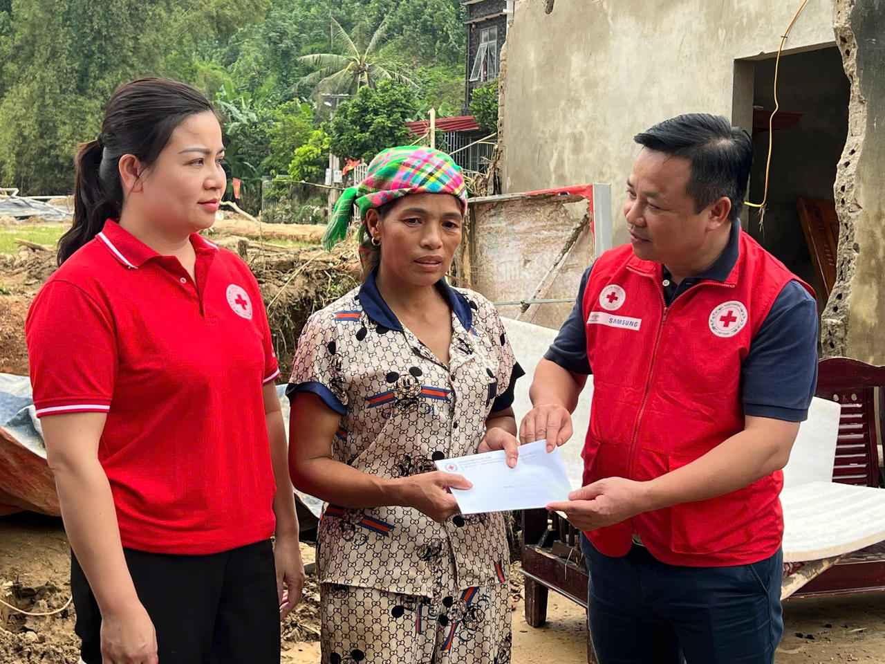 Đoàn công tác của Trung ương Hội Chữ thập đỏ Việt Nam cứu trợ người dân tại Lào Cai.