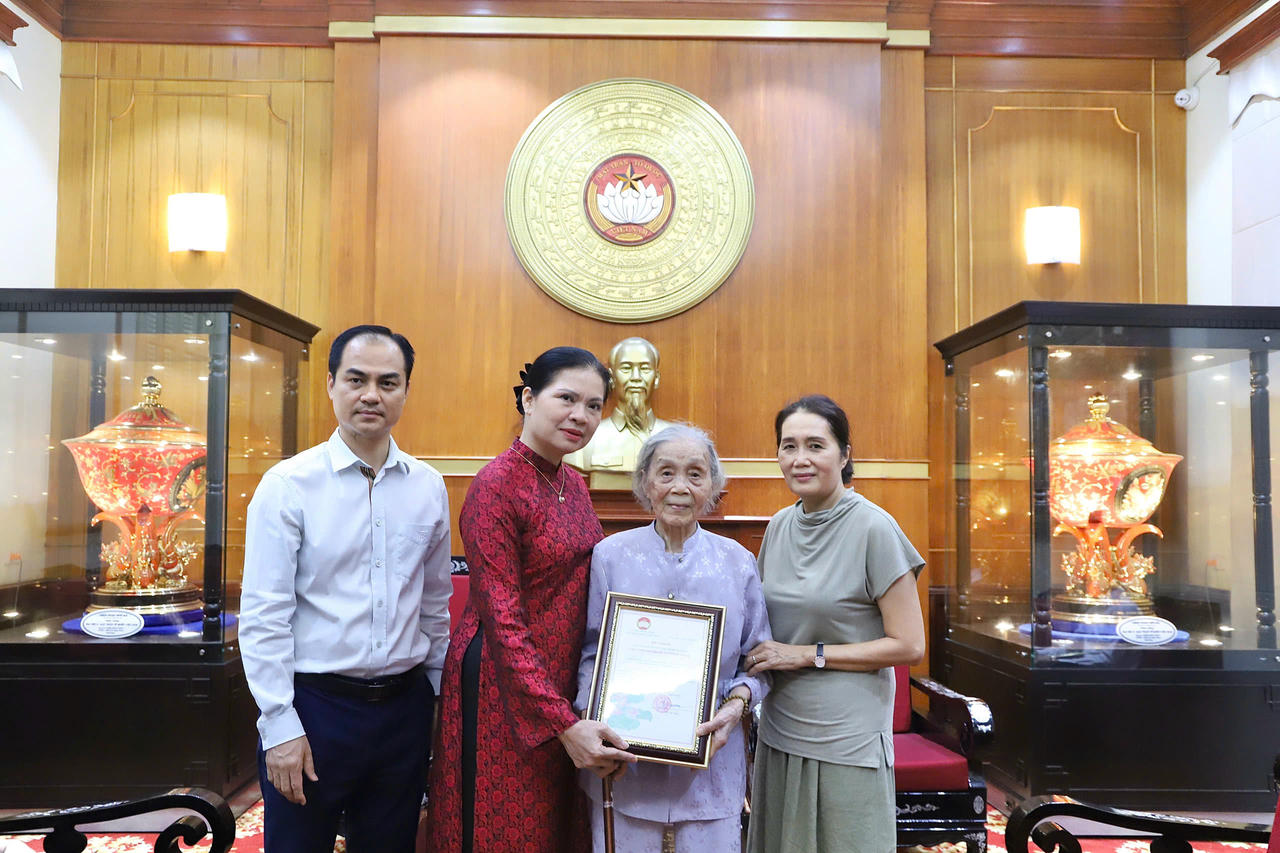 Bà Hà Thị Nga, Phó Chủ tịch Uỷ ban Trung ương MTTQ Việt Nam trao Thư cảm ơn của Chủ tịch UBTƯ MTTQ Việt Nam Đỗ Văn Chiến tới cụ Hoàng Thị Tường Vinh. Ảnh: Văn Hoa