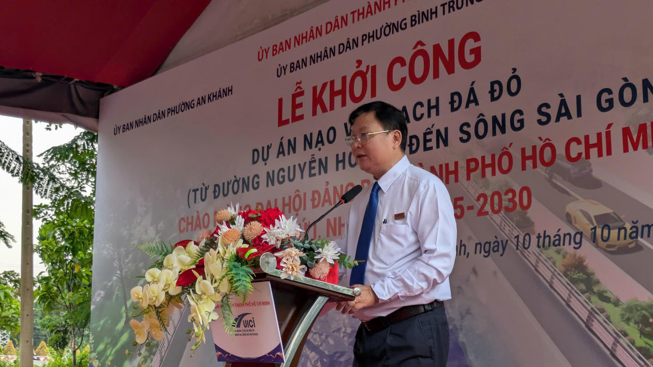 Ông Nguyễn Hoàng Anh Dũng - Phó Giám đốc Ban Quản lý dự án hạ tầng đô thị TP Hồ Chí Minh phát biểu tại lễ khởi công. Ảnh: T.A