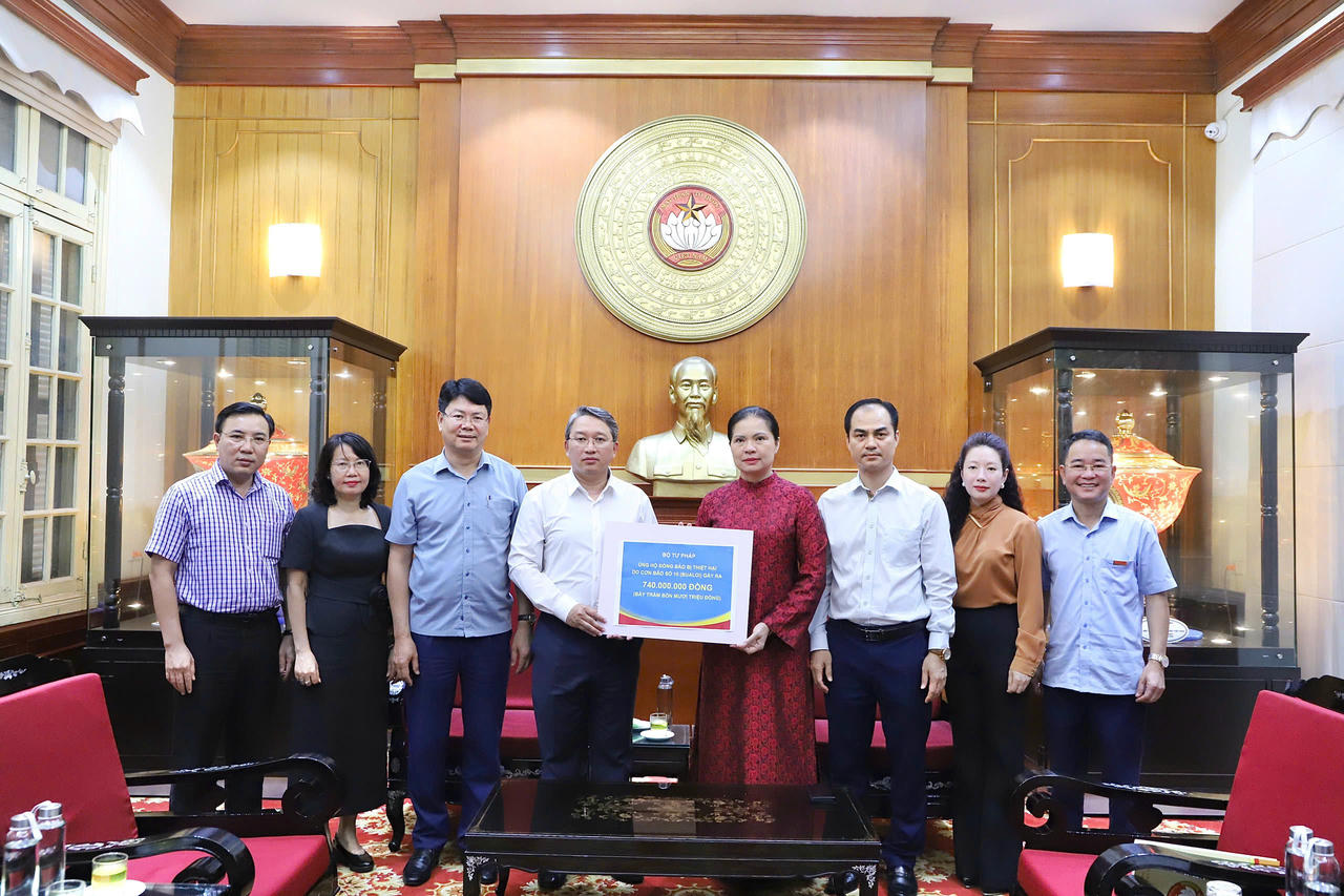 Bà Hà Thị Nga, Ủy viên Trung ương Đảng, Phó Chủ tịch Ủy ban Trung ương MTTQ Việt Nam tiếp nhận ủng hộ từ Bộ Tư pháp 740 triệu đồng. Ảnh: Minh Hiển