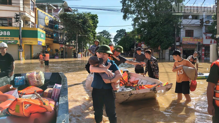 Lãnh đạo Đảng ủy xã Hữu Lũng giúp người dân di tản khi lũ dâng cao.&nbsp;
