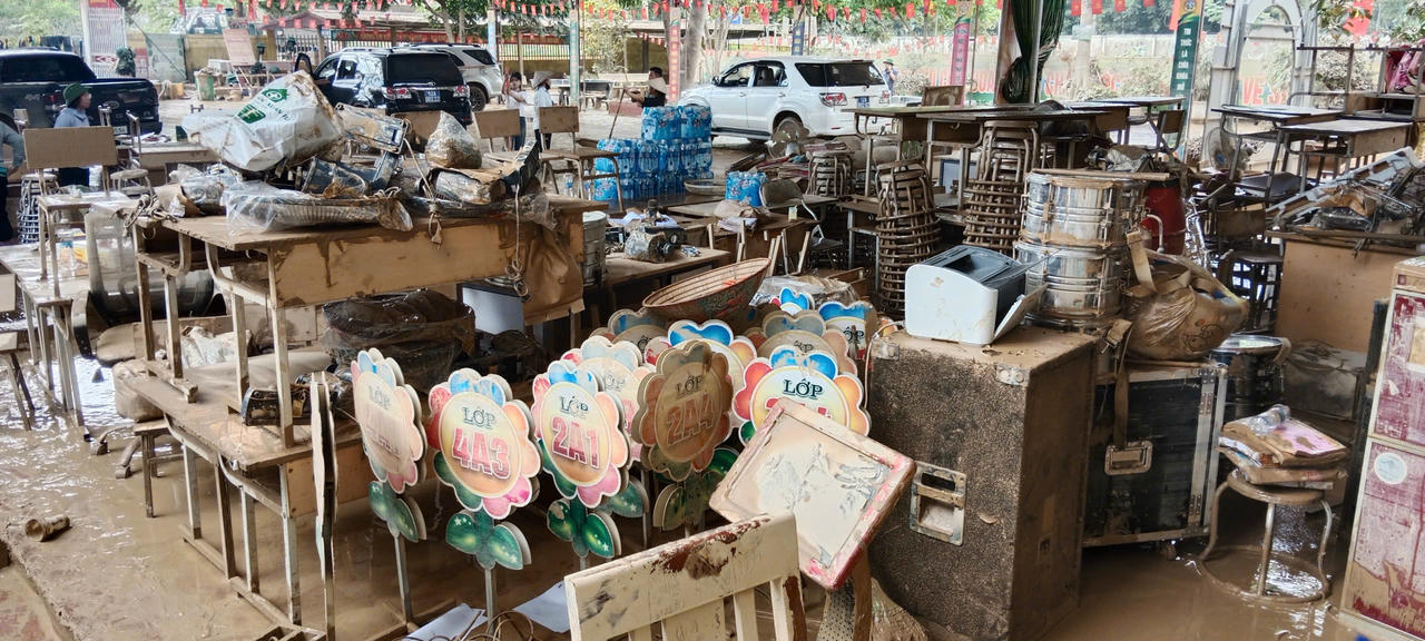 Loạt trang thiết bị tại Trường Tiểu học Yên Bình bị hư hỏng do bùn, nước. Ảnh: Triệu Thành.